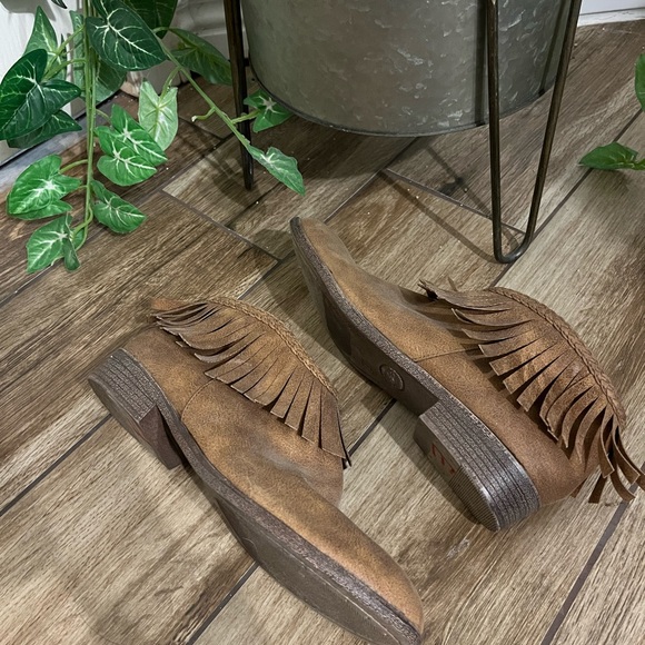 Size 6, Stevie’s Brown Fringe Faux Leather Ankle Moccasin Boots - Picture 3 of 3